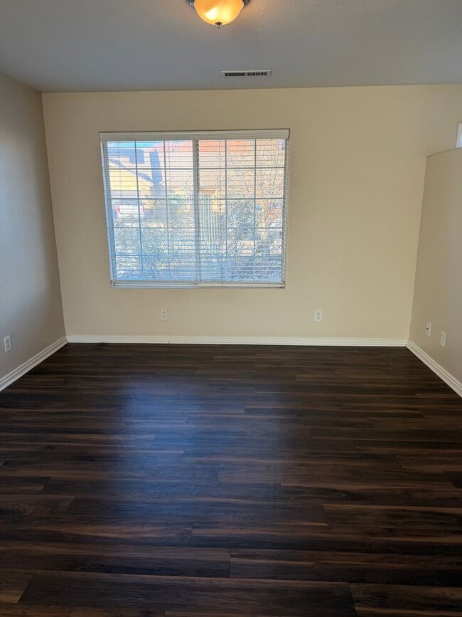 Building Photo - Charming 2 bedroom, 1 bath townhome ideally located in downtown Ivins!