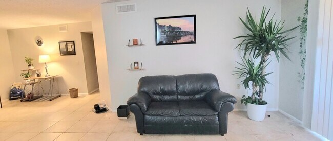 Foto del edificio - 9481 Highland Oak Dr