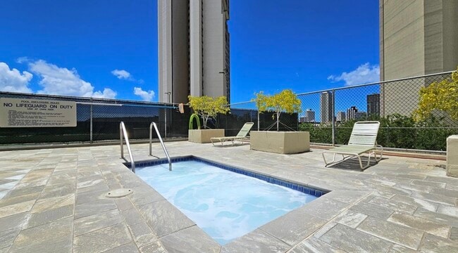 Building Photo - 2499 Kapiolani Blvd