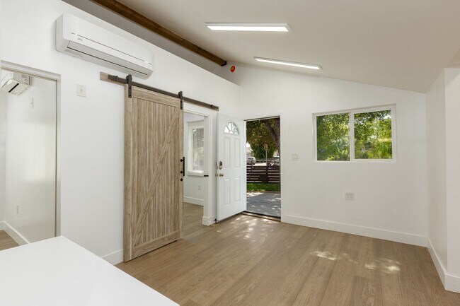 Foto del edificio - Chic 2BD/1BA ADU in Beautiful Granada Hill...
