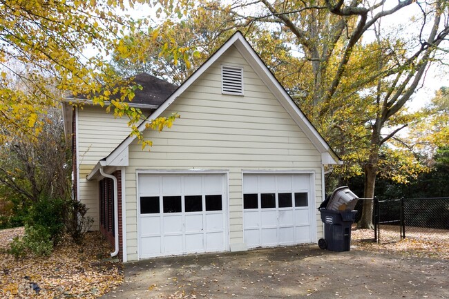 Building Photo - 1800 Sacketts Dr