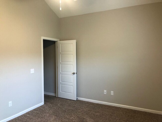 Foto del edificio - 3 Bedroom/2 Bath 5 minutes from base!!!