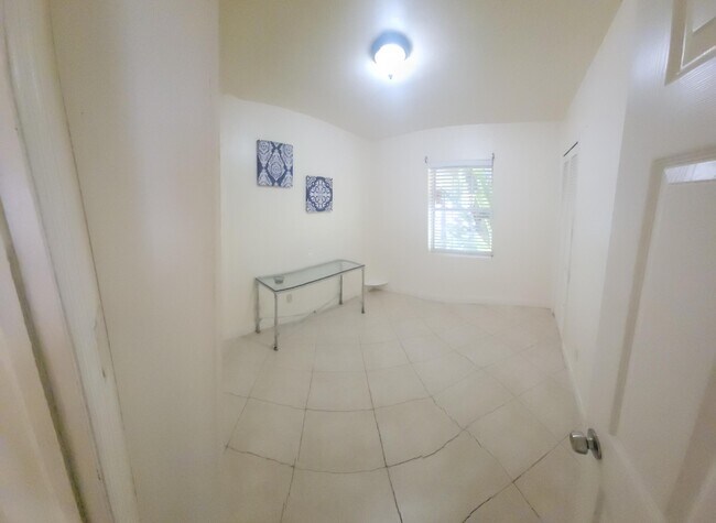 Building Photo - 709 Wisteria Ave