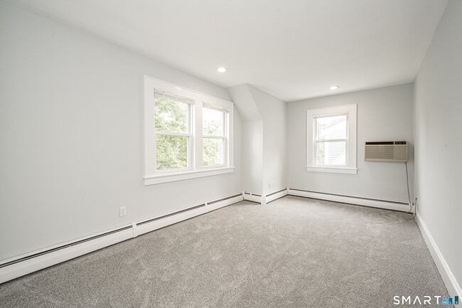 Foto del edificio - 300 Hubbard Ave