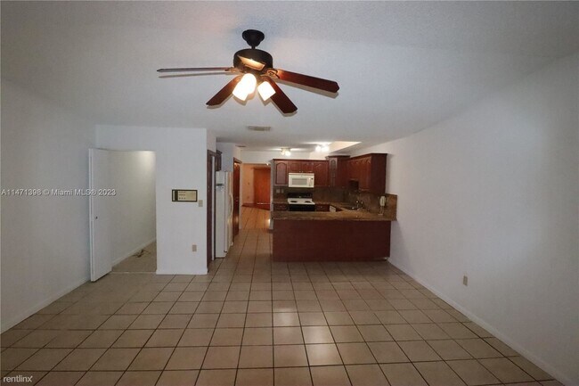 Foto del edificio - 4 br, 3 bath House - 2426 SW 109th Ct Fl 3...