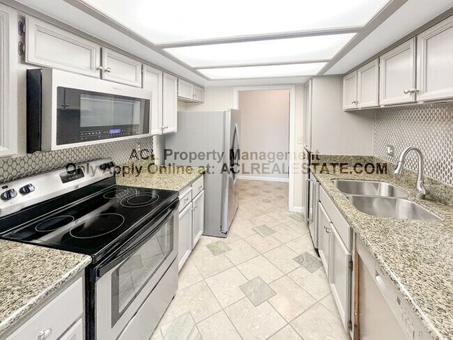Building Photo - Bright 2BR/2BA Condo with Garage & Pool in...