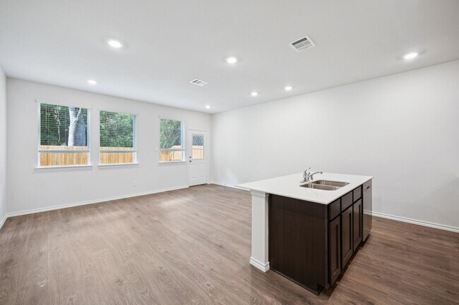Foto del edificio - 7020 Vining Dr