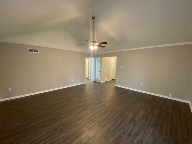 Foto del edificio - 918 Charter Oak Dr - Coming Soon!