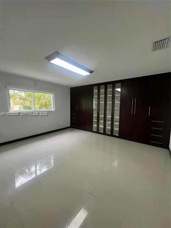 Building Photo - 9210 SW 73rd Avrd