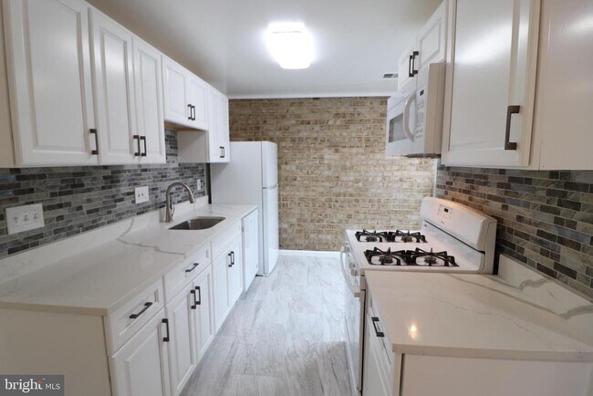 Building Photo - 3338 Huntley Sq Dr