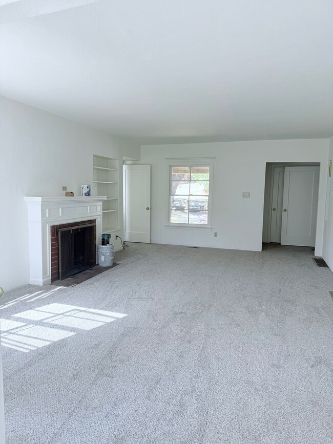 Living Room - 800 Cordilleras Ave