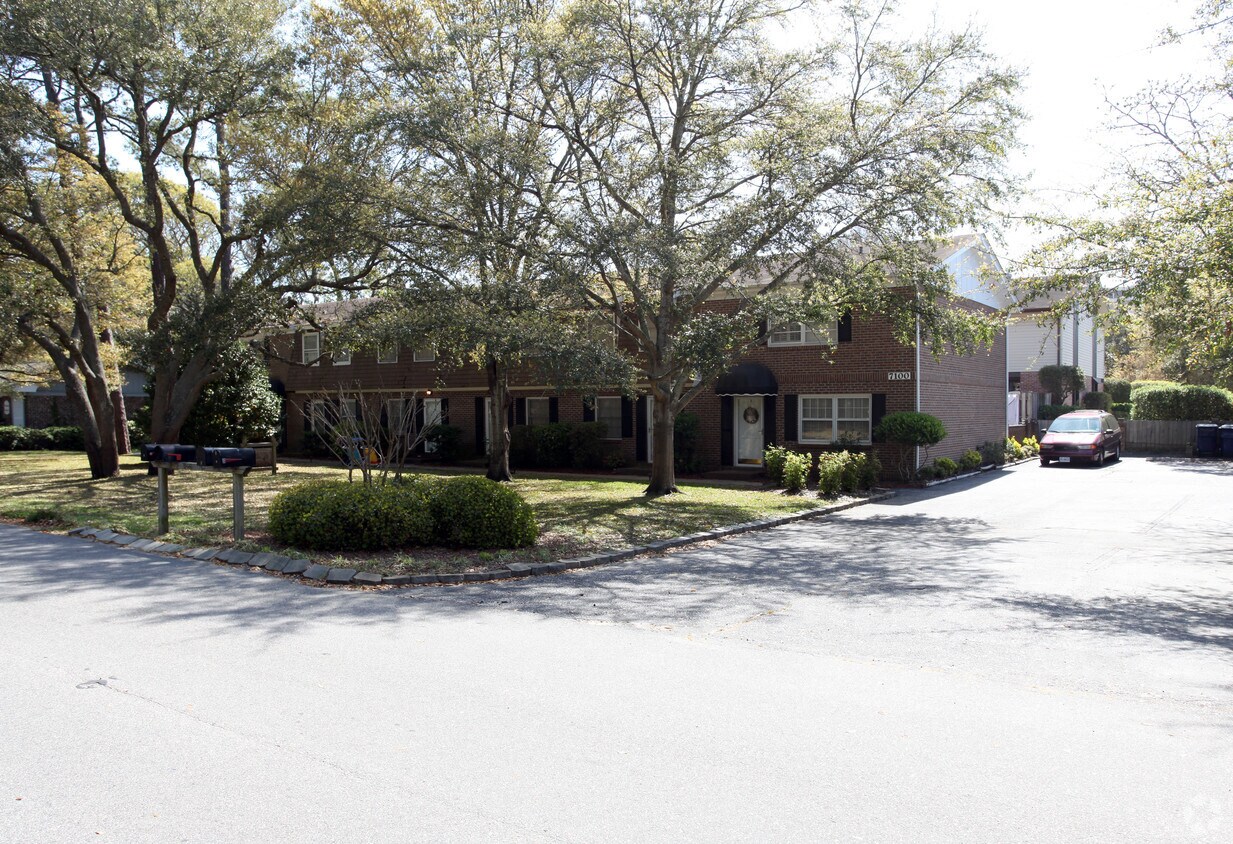 Building Photo - Twin Oaks