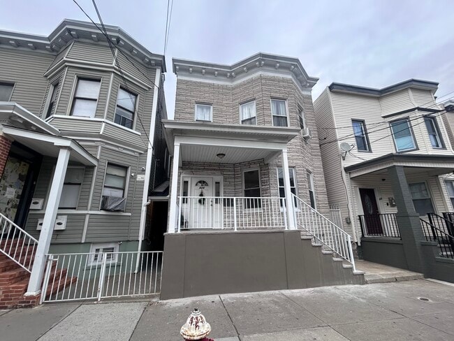 Building Photo - 424 58th St