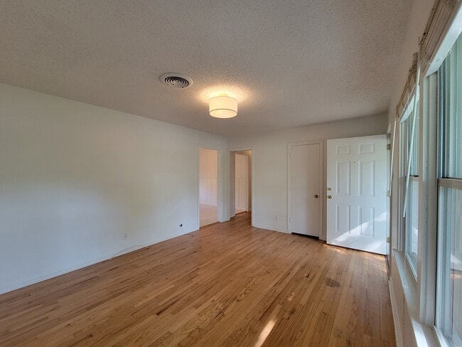 Building Photo - 2025 Mountainview Dr