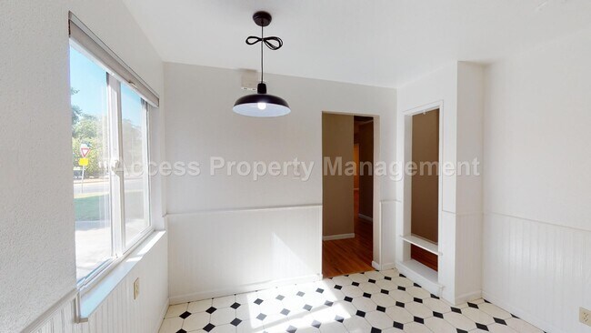 Foto del edificio - 1002 Phelps Ave
