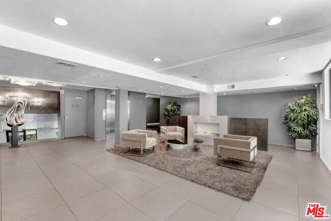 Foto del edificio - 141 S Clark Dr