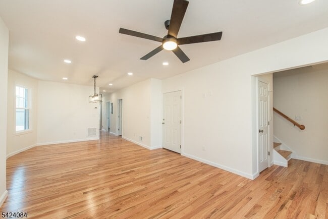 Building Photo - 39 Beekman St