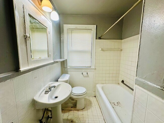 Foto del edificio - 15895 Cloverlawn Ave