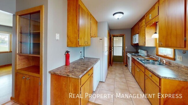 Building Photo - 2200 W 39th St
