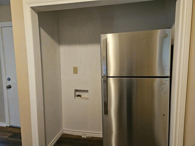 Foto del edificio - 817 Cresthill Rd