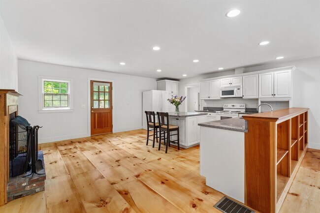 Building Photo - 169 Thorndike Pond Rd