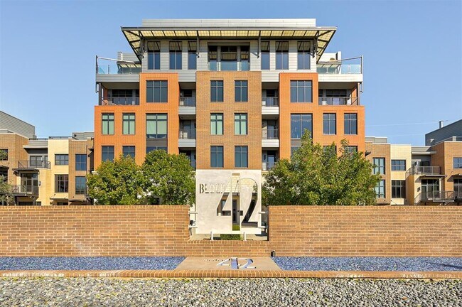 Building Photo - 301 NE 4th St