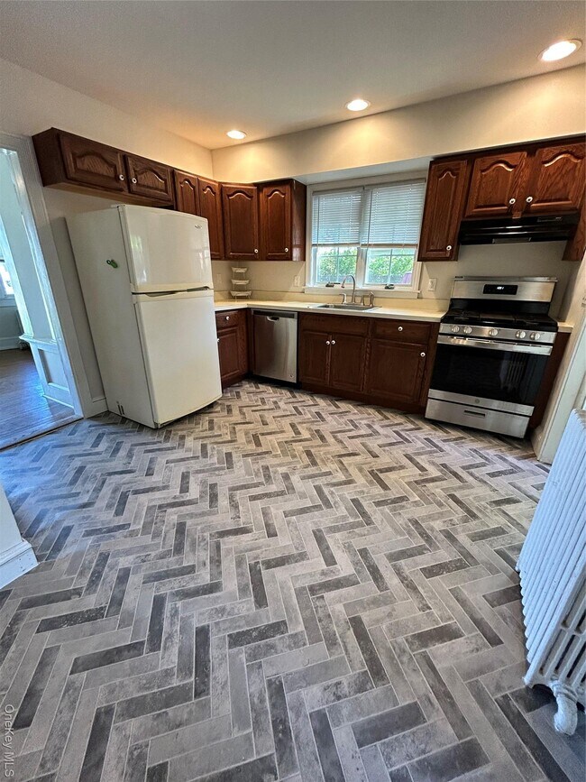 Foto del edificio - 24 Arnold Ave