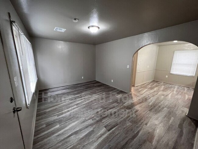 Building Photo - 1405 Magnolia Ln