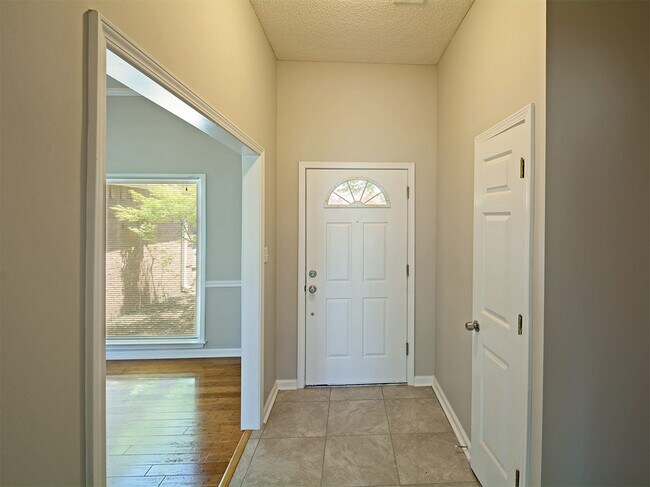 Foto del edificio - 3 Bedroom with BONUS room, 2 bathrooms. Ne...