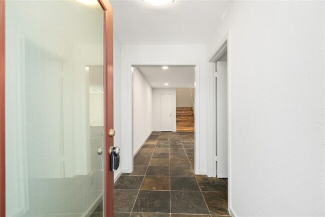 Foto del edificio - 4406 Basswood Ln