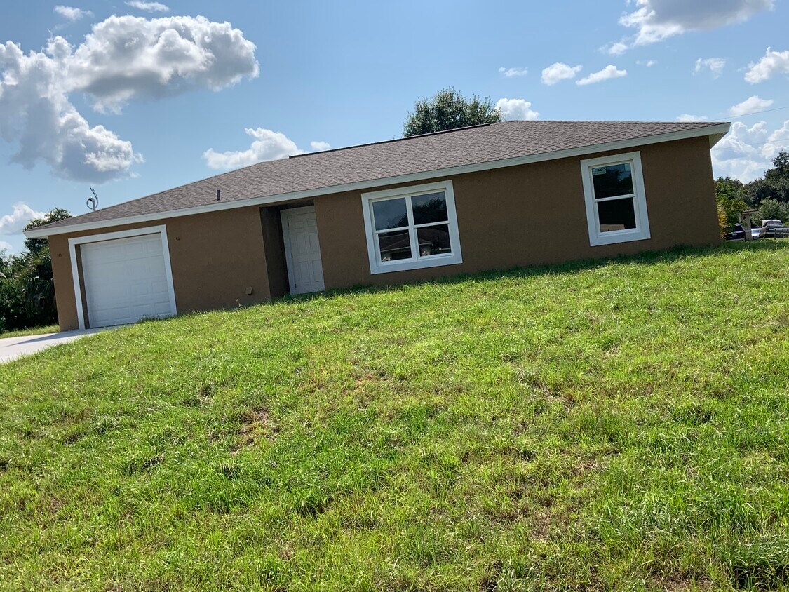 Foto principal - 2054 Detroit Dr