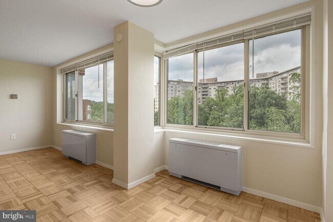 Foto del edificio - 4000 Tunlaw Rd NW