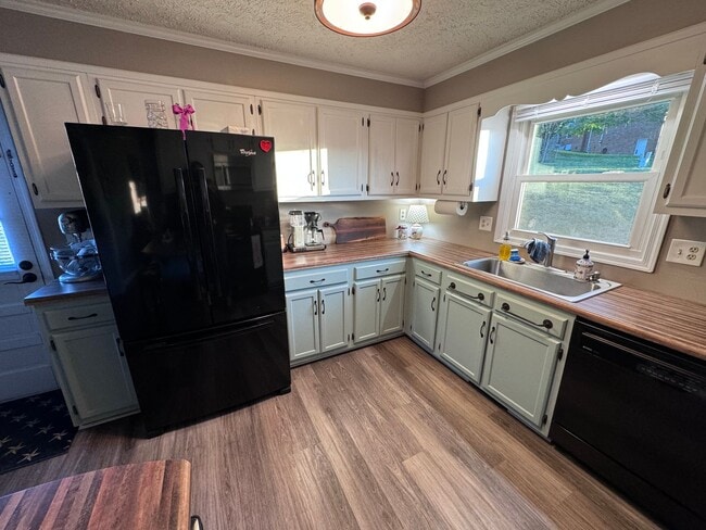Building Photo - 3 Bed/3 Bath.  Pet Friendly.  Master on Main