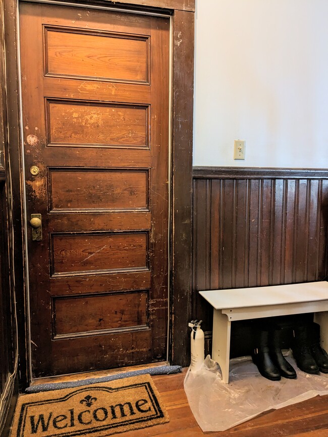 Apartment Entrance and hallway shoe storage - 100 Pine St