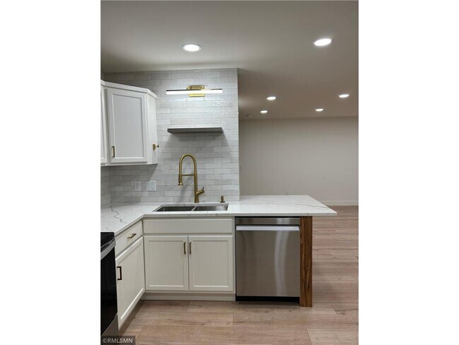 Building Photo - 15964 Finch Ln
