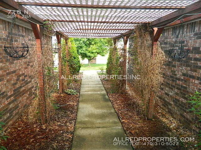 Building Photo - 718 N Daisy Ln