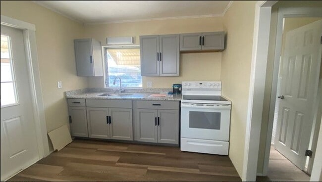 Building Photo - Remodeled 2 Bedroom 1 Bath Home, Great Location and Private!!