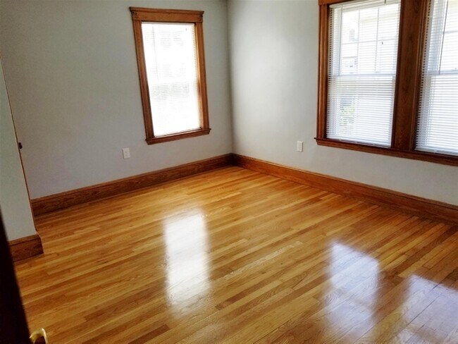 Foto del edificio - 18 Governor Winthrop Rd