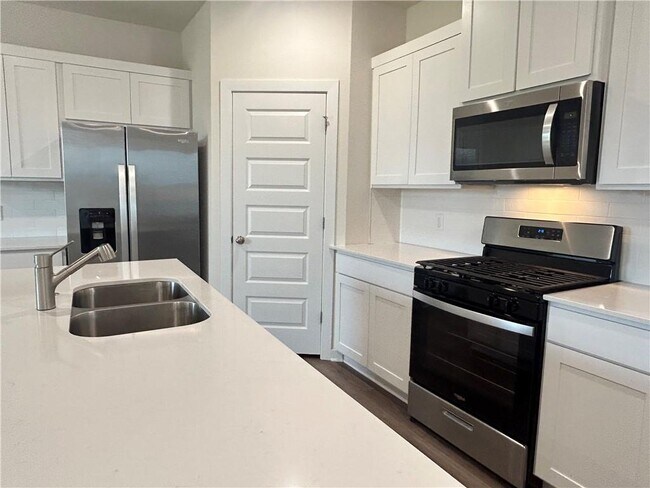 Foto del edificio - 4825 W Triangle St