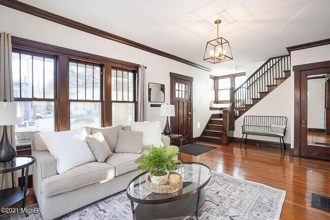 Foto del edificio - 127 Trowbridge St NE