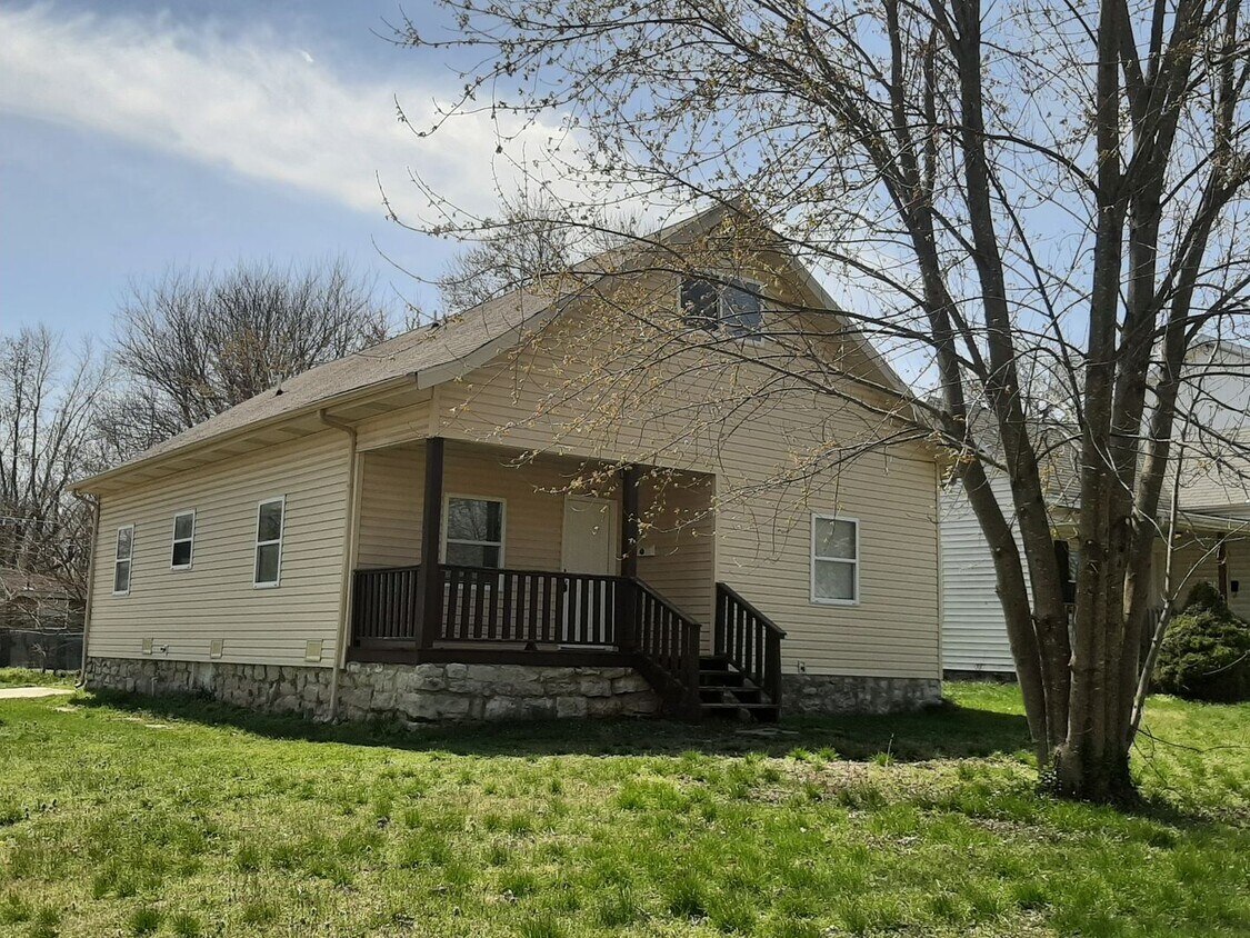Primary Photo - 3 Bedrooms 2 Bathrooms Plus Bonus Room! $995!