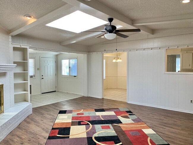 Foto del edificio - Available Early August! Four Bedroom in So...