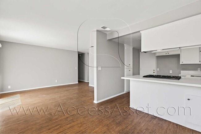 Building Photo - Charming 3 Bed/2 Bath Duplex with Private ...
