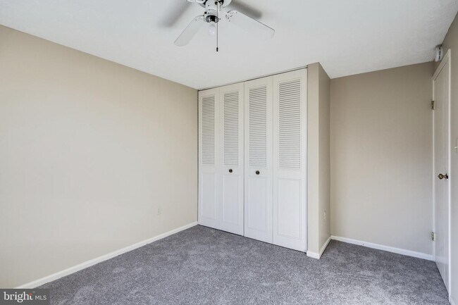 Building Photo - 8000 Green Tree Ct