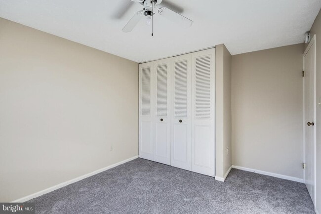 Foto del edificio - 8000 Green Tree Ct