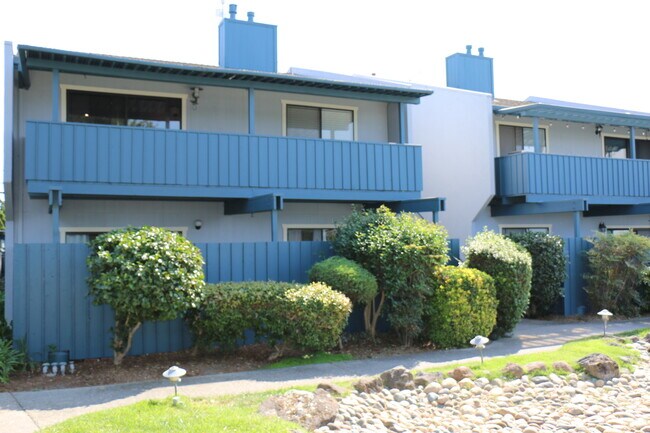 Building Photo - 2343 Fairway Dr