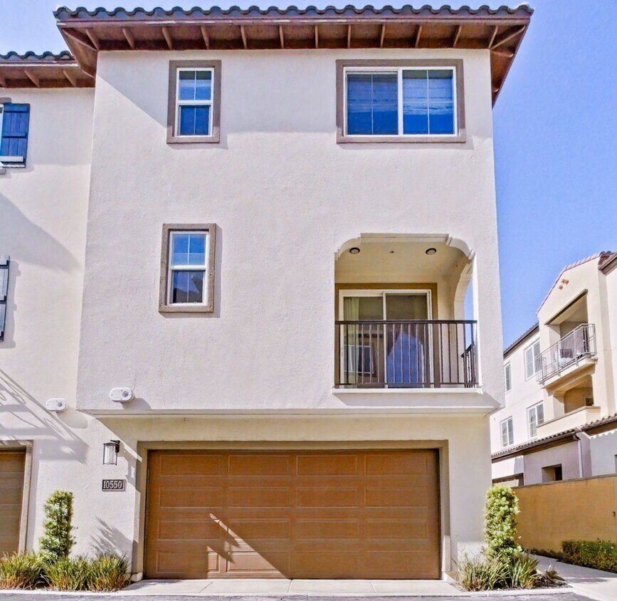 Foto principal - Los Alamitos Condo - 3 Bedroom / 2.5 Bathr...