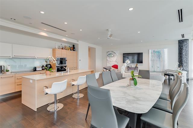 Foto del edificio - 2408 Victory Park Ln