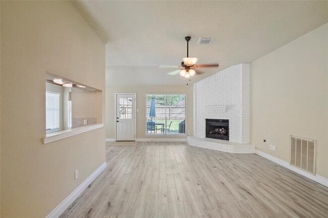 Building Photo - 2911 Parkwood Manor Dr