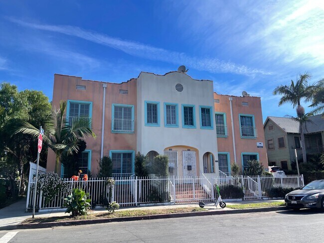 Foto del edificio - 3000 Kenwood Ave